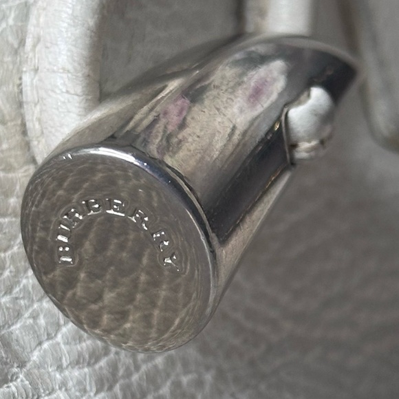 Elegant Burberry White Leather Tote Bag - Picture 5 of 16